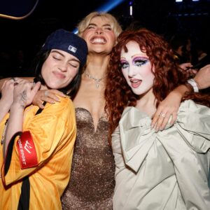 rs_1200x1200-250202192007-1200-sabrina-billie-chappell-grammys.jpg